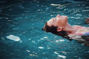 Une belle piscine éclairée pour des soirées magiques.