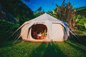 Campings autour de Cholet, offrant des hébergements variés et des activités familiales à proximité des principales attractions touristiques de la région.